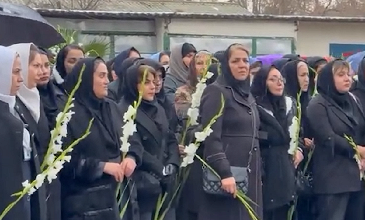 پرستاران در سوگ همکاران شهیدشان، پرچم خدمت را بالا نگه داشتند